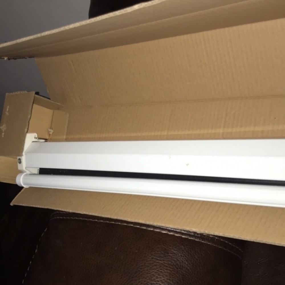 Insight 72” Manual Projector Screen - Picture 8 of 8